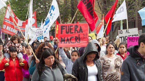 Organizaciones sociales y sindicales de la región se movilizaron ayer por las calles céntricas de Cipolletti.