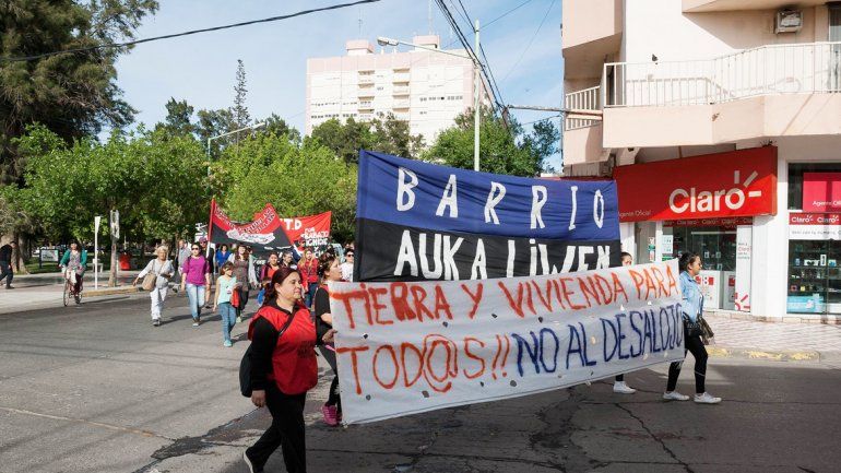 Vecinos de la toma Auca Liwen y de otros asentamientos irregulares de Cipolletti se movilizaron para evitar el desalojo.