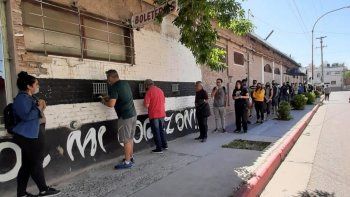 la pasion a pleno: los hinchas de cipolletti hacen fila para sacar su entrada