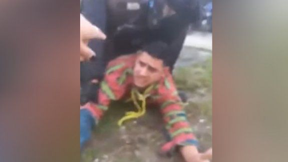 Policía intentó impedir el arresto de su sobrino y quedó grabada