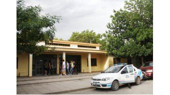 golpean a docente acusado de abuso