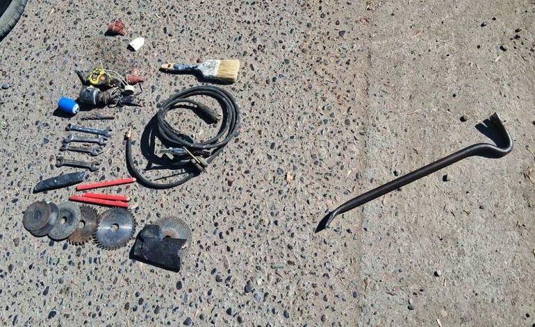 Los hombres tenían una mochila con herramientas en su interior como el motor de una hormigonera, un metro, discos de corte y una manguera. Los hombres tenían una mochila con herramientas en su interior como el motor de una hormigonera, un metro, discos de corte y una manguera.