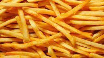 El ladrón se había robado una caja de papas para freír. Pero no alcanzó a disfrutarlas por lo atrapó la policía. 