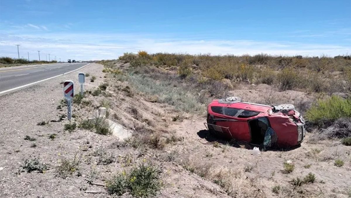 Despiste y vuelco dejó una pareja de jubilados heridos