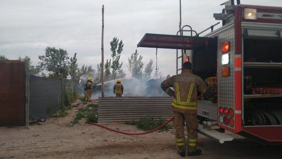 Voraz incendio consumió una casilla en la toma 2 de Febrero