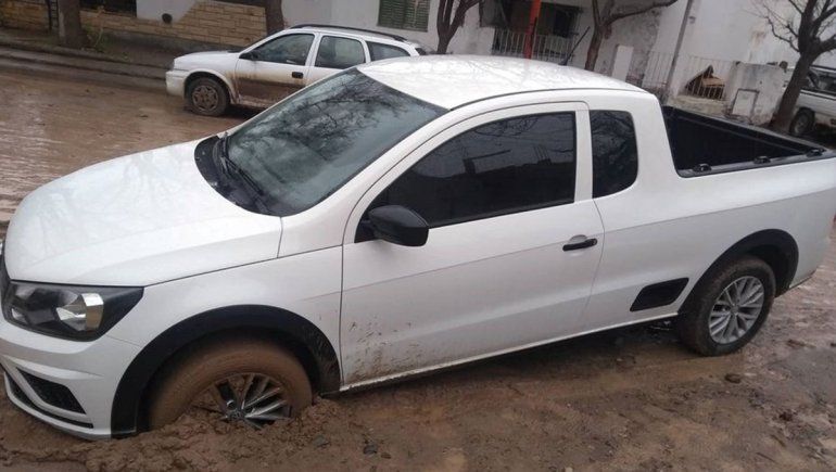 Manejaba por el Santa Clara y quedó enterrado en el barro