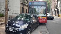 insolito: se robaron un colectivo, chocaron varios autos y se fugaron