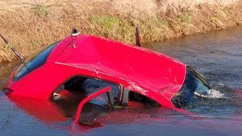 papa borracho cayo al canal con sus dos hijitos a bordo