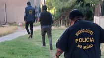 Por el ataque a balazos la policía hizo un allanamiento en el barrio La Paz de Cipolletti. 