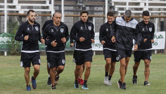 Amieva, Jara, Trecco, Magnago, Berra y Aguirre en el primer día de trabajo con Cipolletti en 2022.