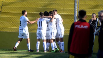 El festejo del gol de Cipolletti en Bahía Blanca. Fotos: gentileza La Nueva&nbsp;