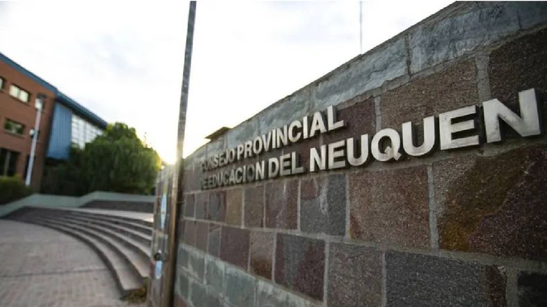La purga estatal no frena en Neuquén: echaron a un portero y le exigirán que devuelva los sueldos | LMCipolletti.com La purga estatal no frena en Neuquén: echaron a un portero y le exigirán que devuelva los sueldos