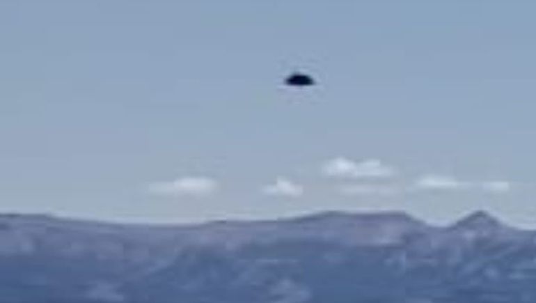 Bariloche: le sacaron una foto en el lago y descubrió un extraño objeto en el cielo