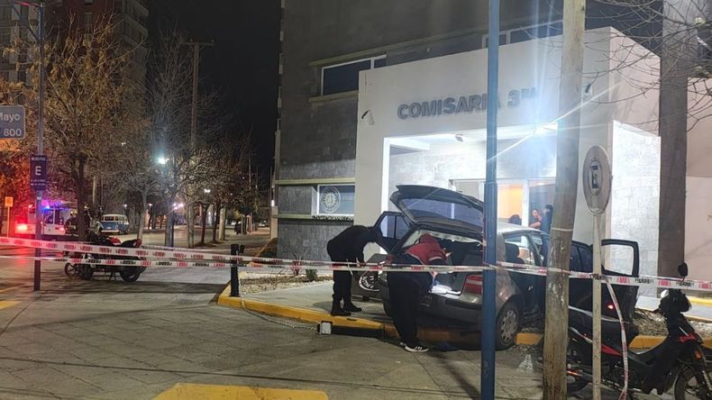 El Volkswagen Golf color gris quedó sobre la vereda de la Comisaría 3ra. El cartel institucional impidió que se metiera en el edificio. El conductor fue demorado y luego trasladado al hospital.&nbsp;