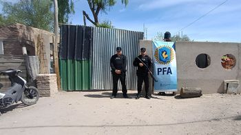 La Policía Federal allanó dos viviendas en Roca, donde secuestró cocaína, balanzas y elementos de corte. Tres personas fueron detenidas. 