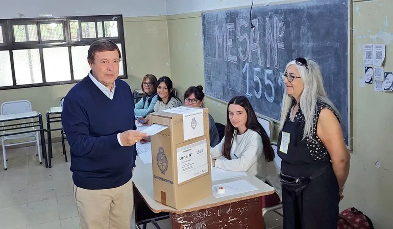 El Gobernador de Río Negro emitió su voto en la ESRN N°35 de Cipolletti. 