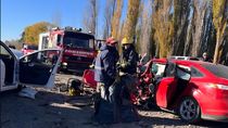 El choque entre los dos autos se registró durante la mañana de este jueves cerca de Cervantes. Bomberos debieron utilizar máquinas neumáticas para liberar a los damnificados. El choque entre los dos autos se registró durante la mañana de este jueves cerca de Cervantes. Bomberos debieron utilizar máquinas neumáticas para liberar a los damnificados.