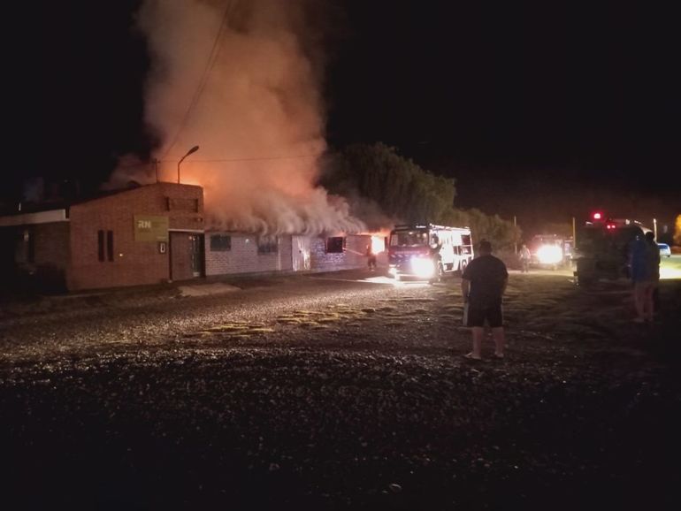 El salón comunitario de la pequeña localidad rionegrina resultó destruído por las llamas. 