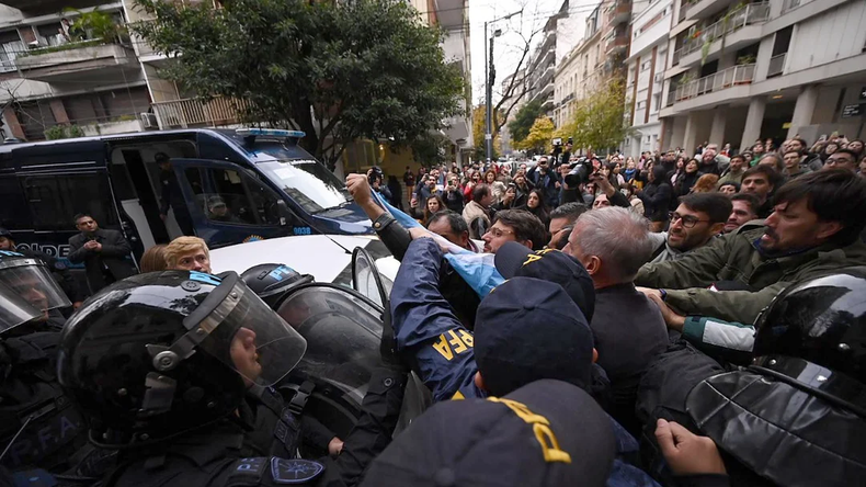 Juan Grabois fue detenido tras la toma del instituto Juan Domingo Perón.