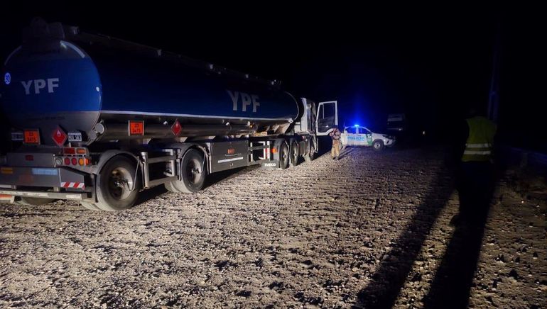 Dos hombres fueron sorprendidos mientras pasaban gas oil de un camión de YPF a tambores que llevaban en una camioneta.&nbsp;
