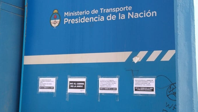 En la base operativa ubicada sobre la zona del ex peaje en ruta 22, hay carteles que visibilizan la problemática.
