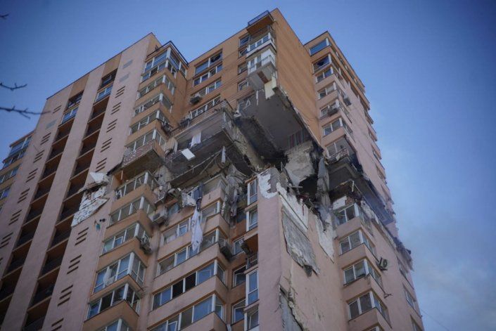 Video: así impactó un misil ruso contra un edificio residencial en Ucrania