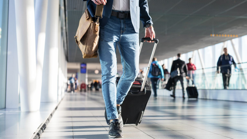 Por qué es malo viajar en jean en avión | LMCipolletti.com Por qué es malo viajar en jean en avión