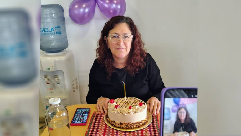 A Mónica le armaron cumple 60 sorpresa en el Registro Civil poco antes de jubilarse.
