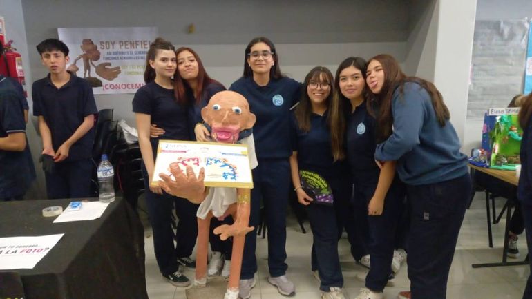 Las verdaderas creadoras del Muñeco que llama la atención en la Alem. ¡Genias!