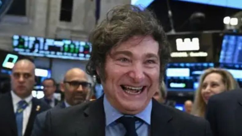 El riesgo país argentino se mantiene en 700 puntos a pesar de la motosierra de Javier Milei