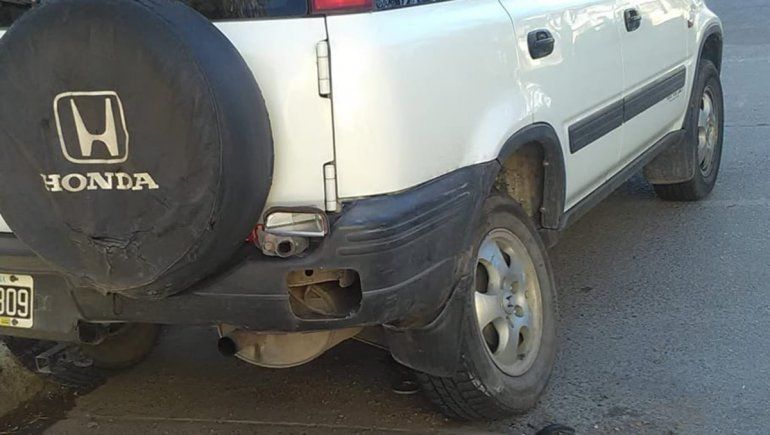 Les chocaron la camioneta mientras dormían y buscan al responsable