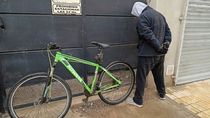 El hombre que robó la bicicleta de una cafetería del centro de Cipolletti fue atrapado por biciplicías que hacían recorridos de prevención. El hombre que robó la bicicleta de una cafetería del centro de Cipolletti fue atrapado por biciplicías que hacían recorridos de prevención.