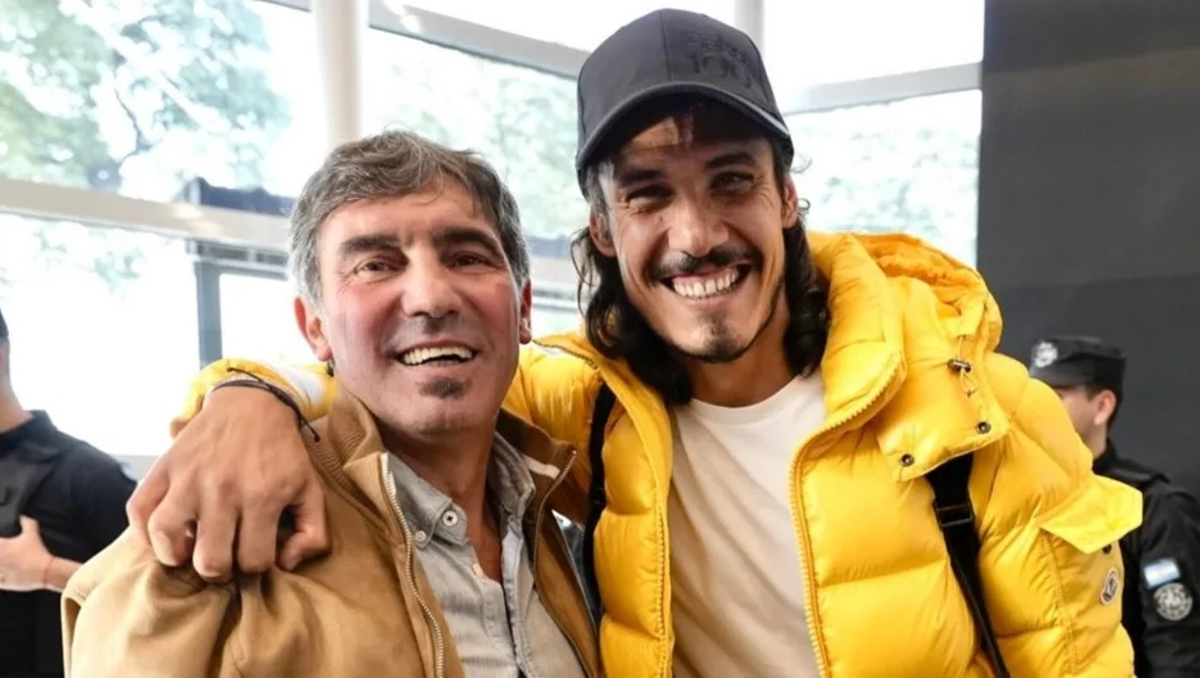 Cavani con el Manteca Martínez, que lo fue a recibir al Aeroparque Jorge Newbery.&nbsp;