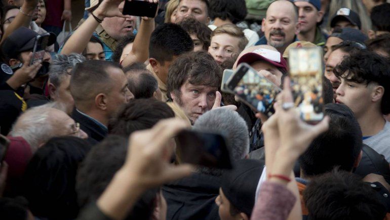 Milei llegó a Bariloche y revolucionó la calle Mitre
