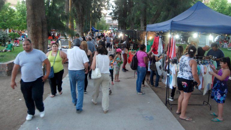 Cientos de familias recorrieron la feria de artesanos en la plaza San Martín.