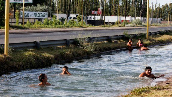 Los canales son el refugio preferido de los cipoleños, pese a que está prohibido.
