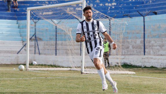 El Tanque Zárate, el goleador albinegro.