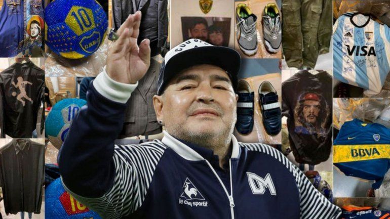 Maradona con algunas de sus prendas más valiosas de fondo.