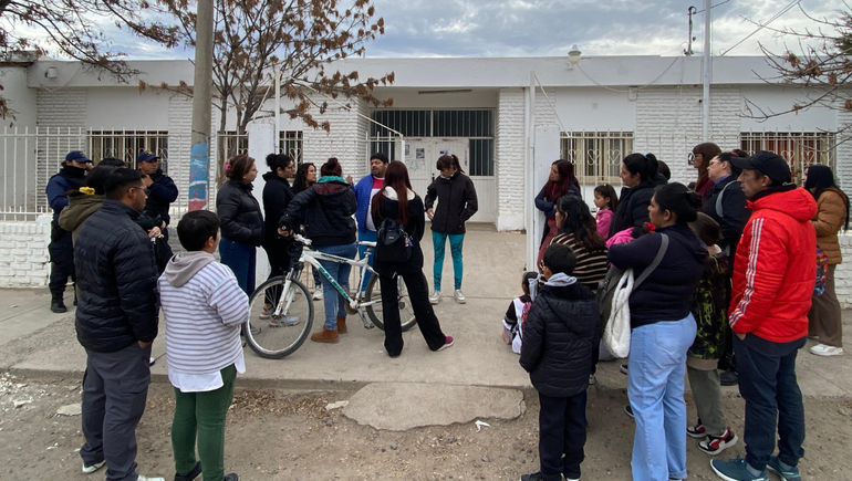 Este lunes, familias de alumnos de tercer grado decidieron no hacer ingresar a los niños a clases.