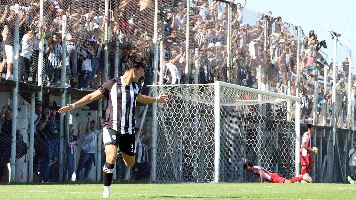 Cipo goleó a Huracán Las Heras y sigue en el lote de arriba | LMCipolletti.com Cipo goleó a Huracán Las Heras y sigue en el lote de arriba