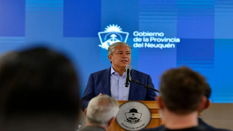 El gobernador Rolando Figueroa, al hablar en el Círculo Policial.