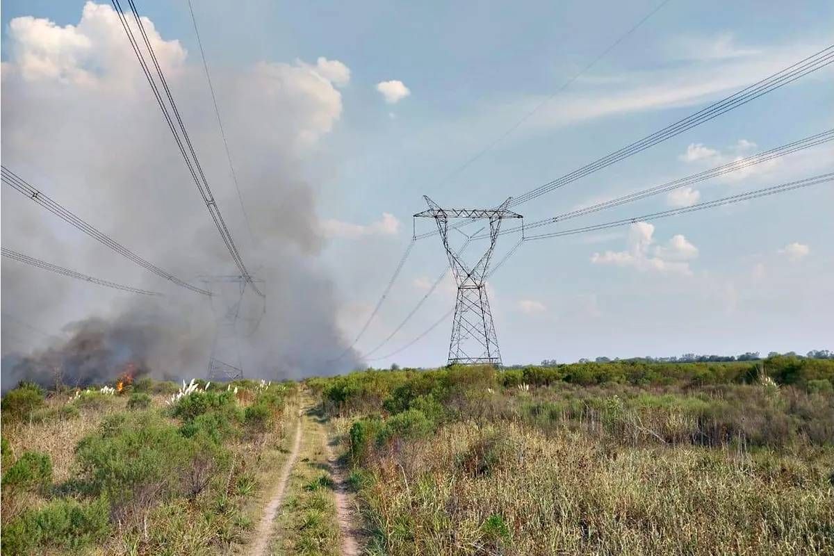 Video: así fue el incendio que dejó sin luz a gran parte del país