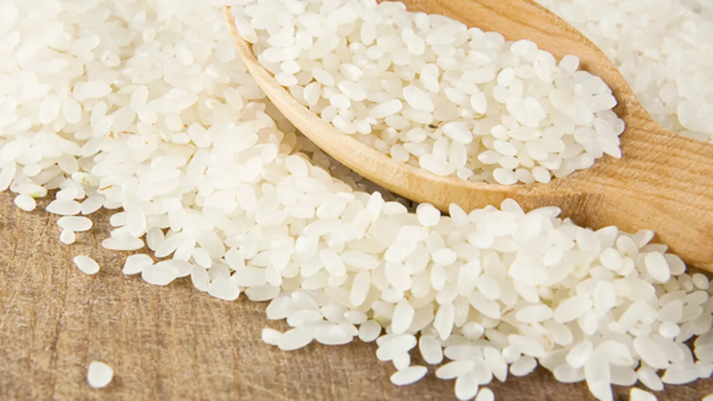 La forma correcta de cocinar arroz para que no se pegue ni se pase: el secreto en la cacerola