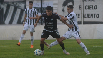 Alex Díaz cumplió una buena tarea cuidando el balón para Cipolletti. Foto: La Nueva 