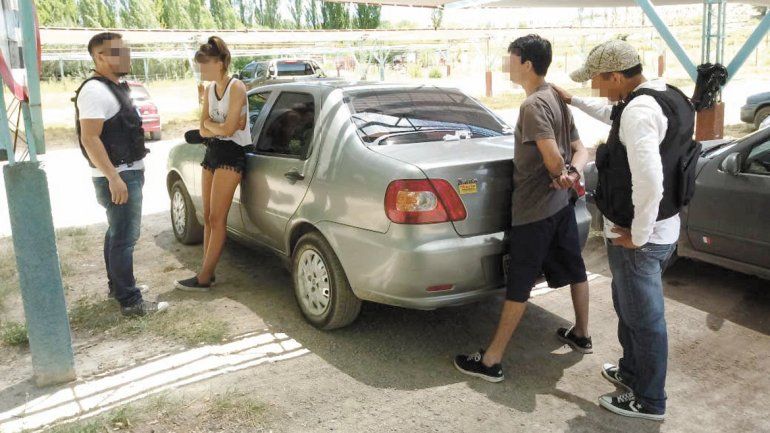 Julieta y su novio al momento de ser encontrados en un camping en Mariano Moreno tras 27 horas de búsqueda.