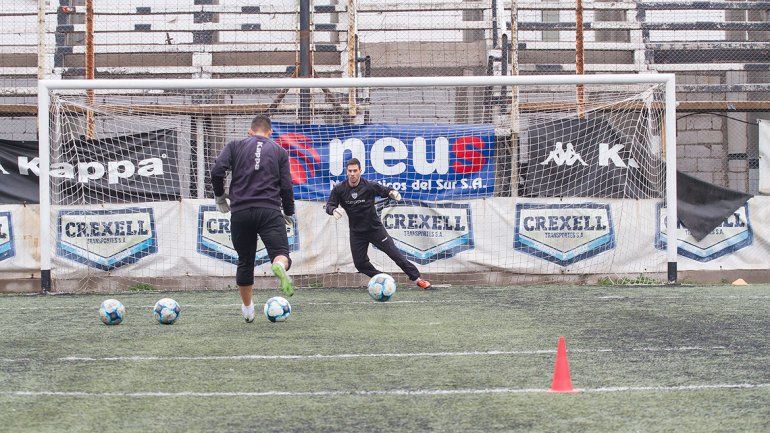 El arquero no tuvo descanso en la rutina de ayer en La Visera.