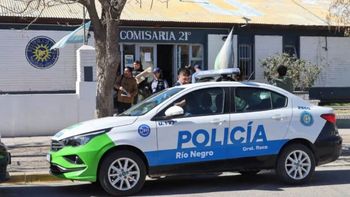 El procedimiento realizado en la Comisaría 21 de Roca. Detuvieron uno de los policías sospechados de haber participado en un violento asalto en Cipolletti. 