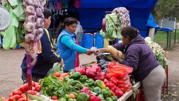 Los clientes de la feria del trueque van en busca de precio y calidad.&nbsp;