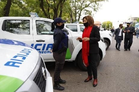 La gobernadora estuvo viendo las camionetas entregadas.&nbsp;