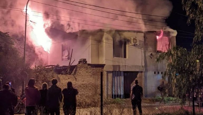 El fuego no perdonó y destruyó un hogar de Catriel. Aún no se había determinado como se iniciaron las llamas. 
